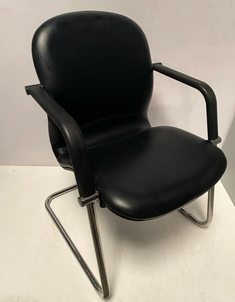 SILLA CONFIDENTE PATÍN CUERO NEGRO RESPALDO REDONDEADO