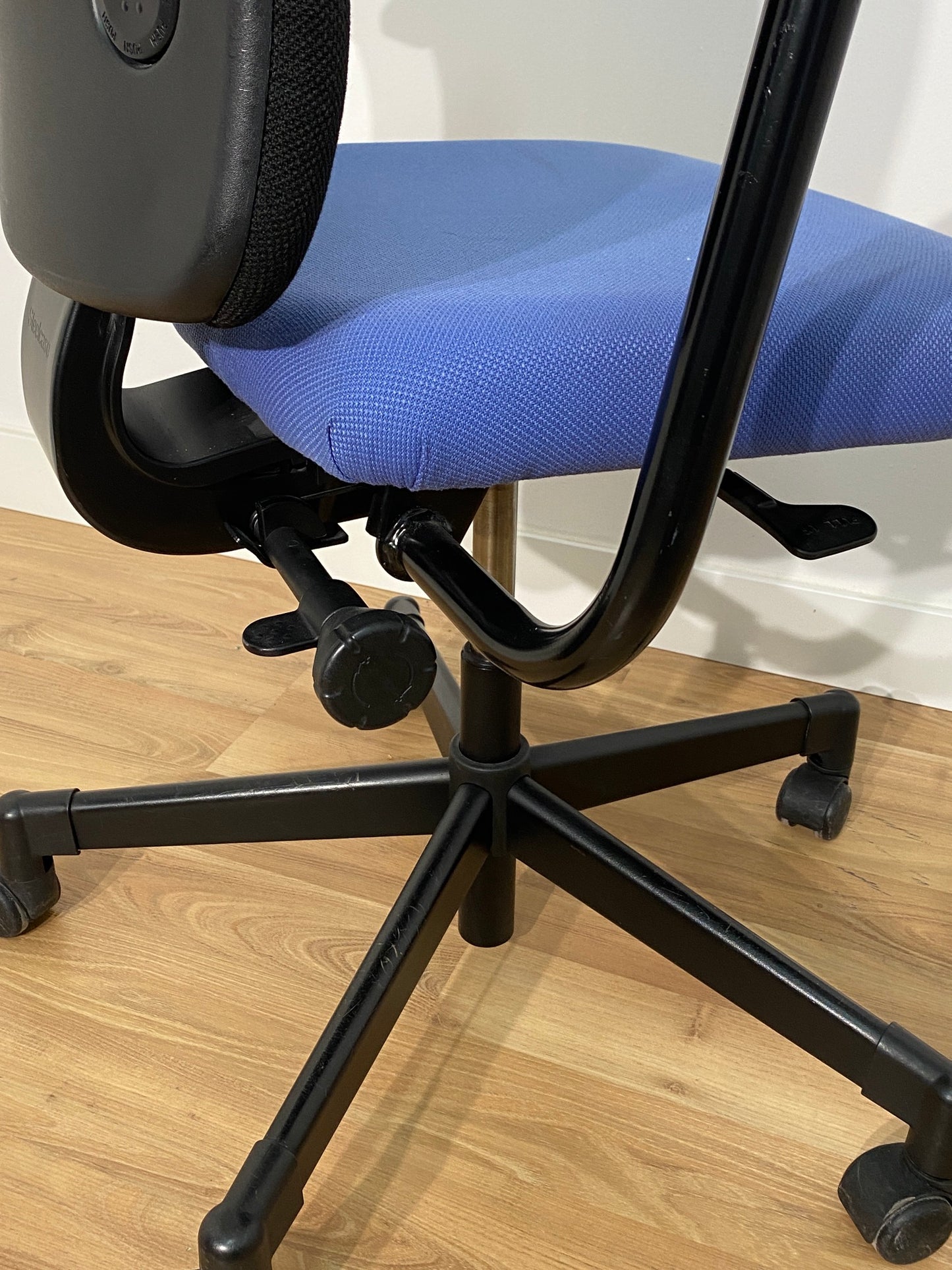 SILLA OPERATIVA STEELCASE MODELO LETS B